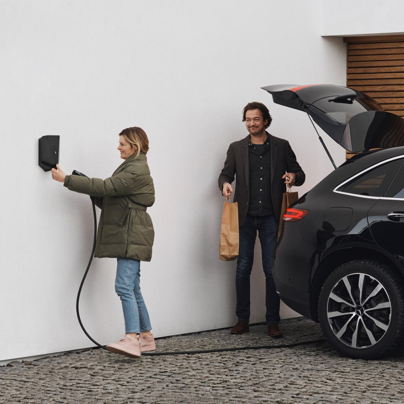 Wife and Husband with shopping and using an Easee one EV Changer